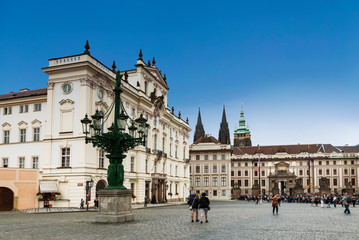 Obraz premium Tourists on the Gradchanskaya square at the entrance to the Cathedral of St. Vitus. Prague castle, Prague, Czech Republic