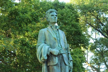 statue of Abe Lincoln