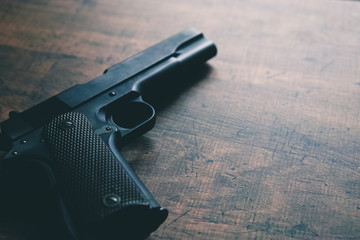 古い自動拳銃