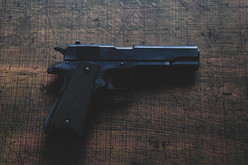古い自動拳銃