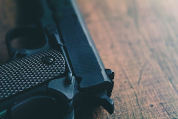 古い自動拳銃