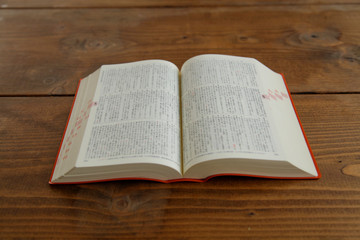 Obraz premium 開いている辞書