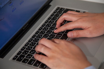 キーボードをタイピングする手