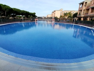 Vista de la piscina en un día hermosa con cielo azul en España