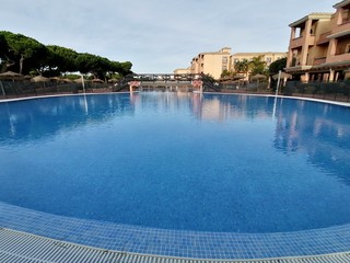 Vista de la piscina en un día hermosa con cielo azul en España