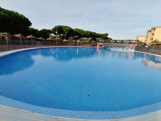 Vista de la piscina en un día hermosa con cielo azul en España