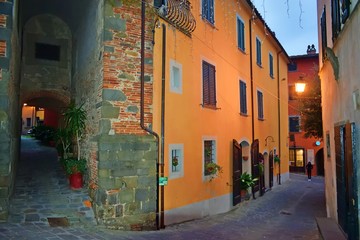 paesaggio del pittoresco villaggio italiano di Montecarlo che si erge su una collina che domina la pianura di Lucca e Valdinievole in Toscana