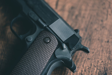 古い自動拳銃