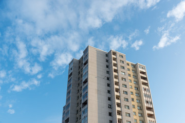 Obraz premium Single skyscraper in Berlin with blue sky