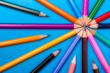 Naklejka premium Color pencils of various color on a blu background