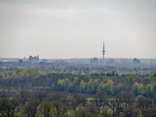 Fernsehturm von Hamburg am Horizont