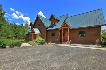 Obraz premium Amazing beautiful cedar large mountain home in Cascade Mountains in USA with grand cabin entrance.