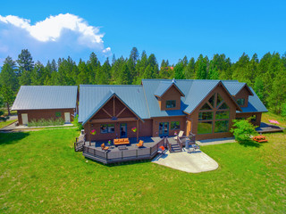 Fototapeta na wymiar Amazing beautiful mountain home in Cascade Mountains in USA with green lavish maountains, cedar large home.