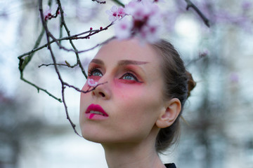 mujer con maquillage estilo asiatico