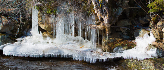 Glace en bordure d'une rivière au printemps au Canada, Québec