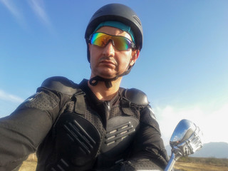 Motociclista de paseo.