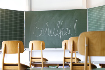 Schulfrei auf einer Kreidetafel im Klassenraum