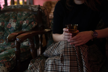カフェでコーヒーを飲む女性
