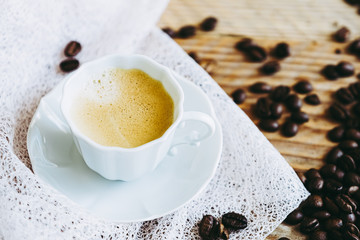 Tasse de café expresso en porcelaine blanche et grains de café