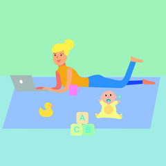 Mujer trabajando en casa con su bebe al lado