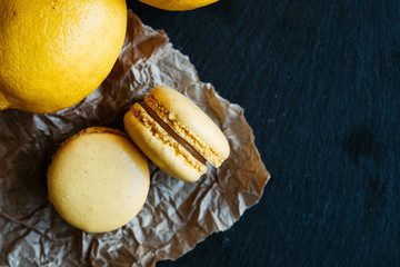 Deux macarons au citron sur une ardoise