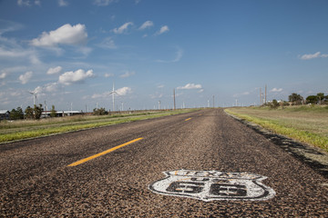 carretera de la ruta 66 con cartel pintado en asfalto