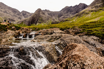 cascada que cae de la montaña