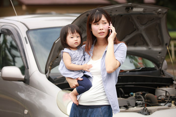 車が故障した母親と女の子