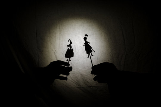 teatro de sombras chinas para niños proyectadas en una sabana de cama, temática de San Jorge, 23 de abril. marionetas, se ve la mano que los manipula. Dragón, hada, princesa, castillo. Cuenta cuentos 