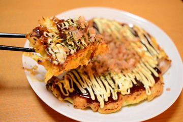 お好み焼きを箸で掴む