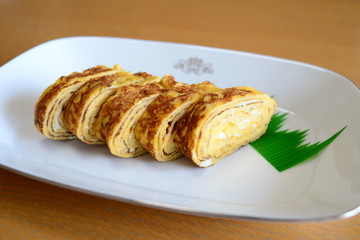 お皿の玉子焼き