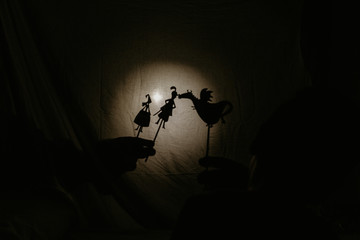 teatro de sombras chinas para niños proyectadas en una sabana de cama, temática de San Jorge, 23...