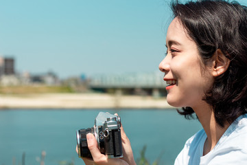 写真を撮る女性の横顔