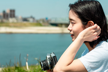 写真を撮る女性の横顔