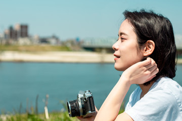 写真を撮る女性の横顔