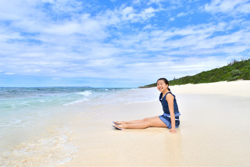 ビーチで笑う女の子(沖縄　宮古島　長間浜)