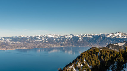 Vue sur le lac Léman et le Jura Suisse depuis Thollon-les-Mémises
