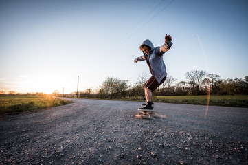 Fototapeta na wymiar Skater bei Sonnenuntergang