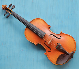 Fototapeta na wymiar violin in vintage style on wood background (violin)