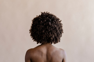 Black model with natural hair - obrazy, fototapety, plakaty