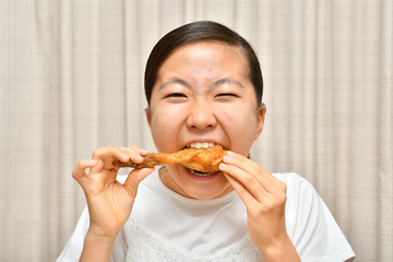 フライドチキンを食べる女の子