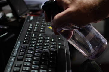 Prevención desinfección con Alcohol del teclado