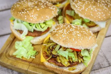 burger au poulet, oignons, salade et tomate