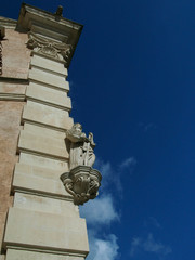 Immagine barocca di un santo che si staglia sul cielo blu
