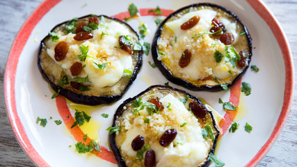 Aubergine stuffed with cheese and raisins