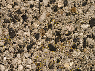 Eine aus vielen kleinen Steinen bestehende Garagenwand als Struktur und Muster