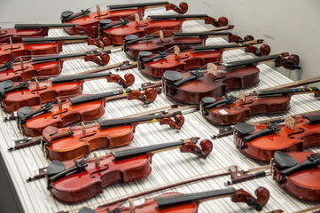 Naklejka premium Kids violins ready to act