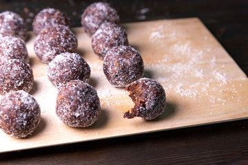 Raw energy balls, all natural healthy raw energy bites