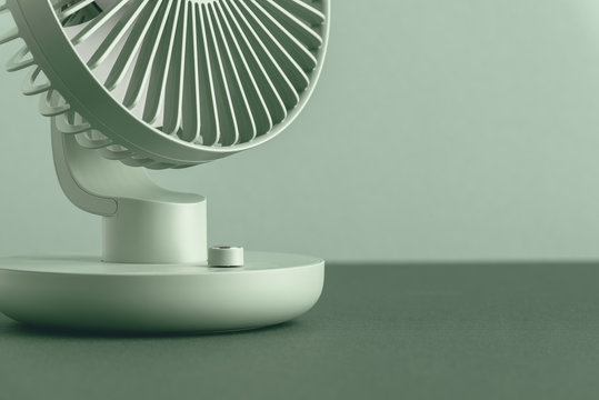 minimalistisches Produktfoto eines gr&uuml;nen Ventilators vor gr&uuml;nem Hintergrund