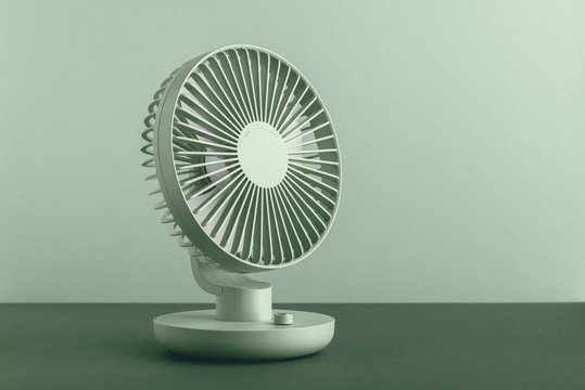 minimalistisches Produktfoto eines gr&uuml;nen Ventilators vor gr&uuml;nem Hintergrund